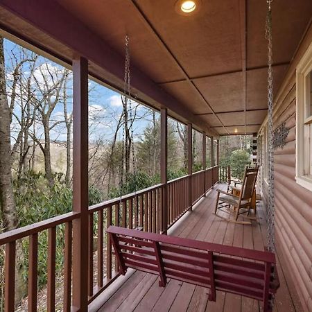 Log Cabin On Peaceful River Блоуинг Рок Екстериор снимка