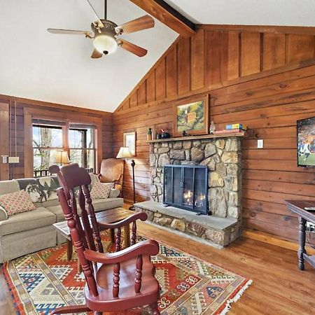 Log Cabin On Peaceful River Блоуинг Рок Екстериор снимка