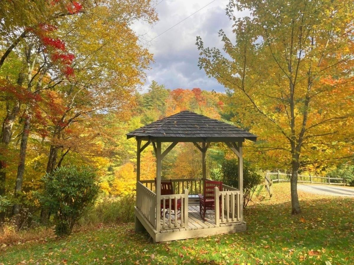 Log Cabin On Peaceful River Блоуинг Рок Екстериор снимка