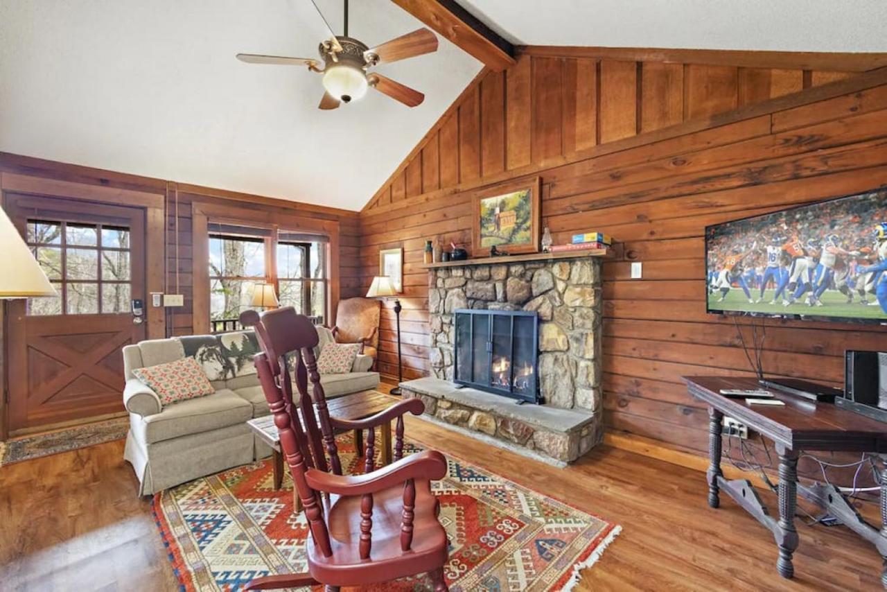 Log Cabin On Peaceful River Блоуинг Рок Екстериор снимка